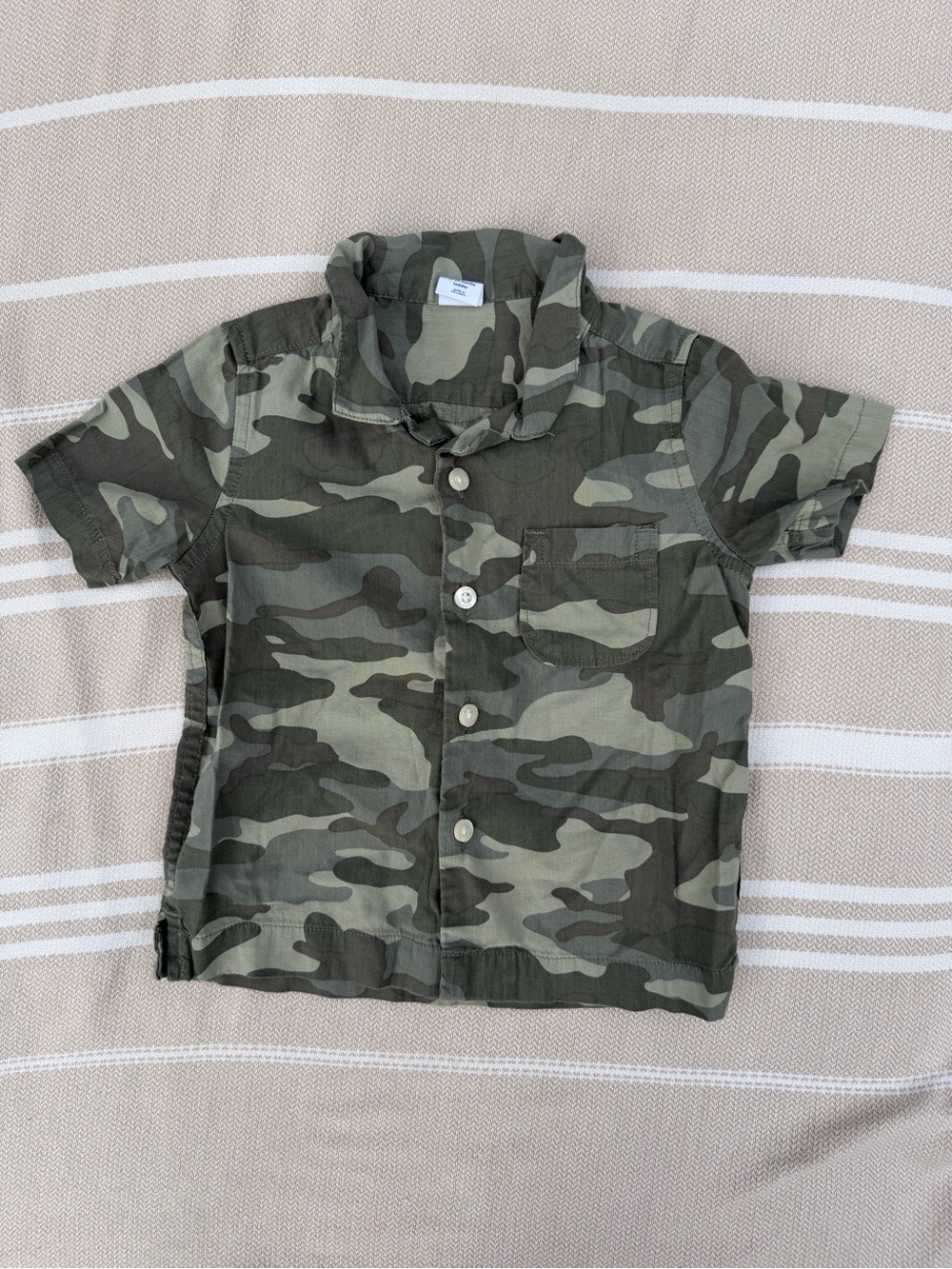 GAP Short Sleeve Camo Button-Down Shirt - Green